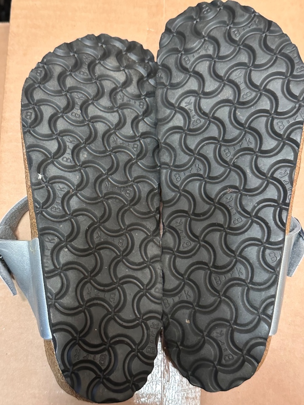 Birkenstock Gizeh thong sandals in silver, featuring a metallic Birko-Flor upper - Picture 4 of 4